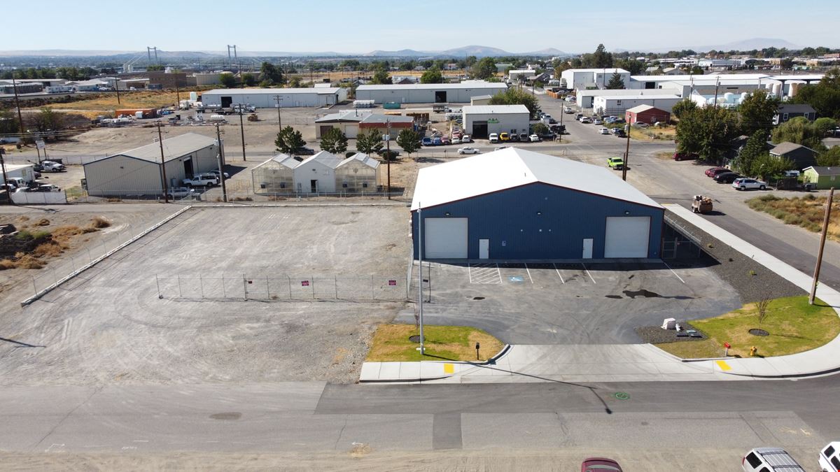 Pasco Shop with Fenced Yard