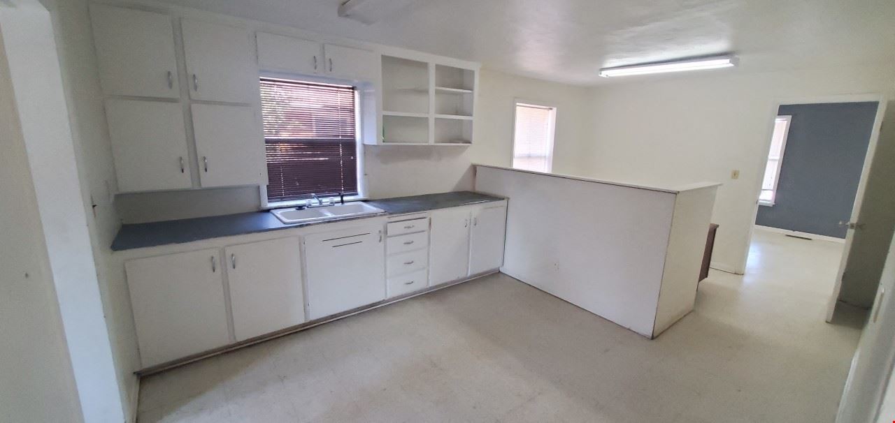 1640 W Girard