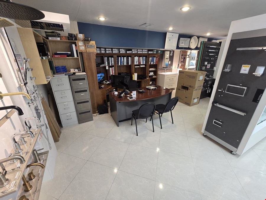 Freestanding Retail / Showroom Bldg