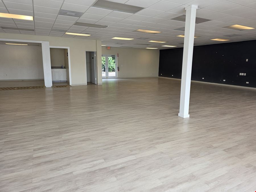 Freestanding Retail / Showroom Opportunity on US-192