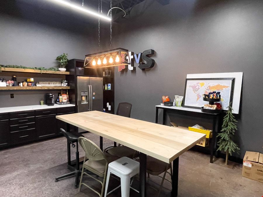 Retail/Showroom/Warehouse Building For Sale