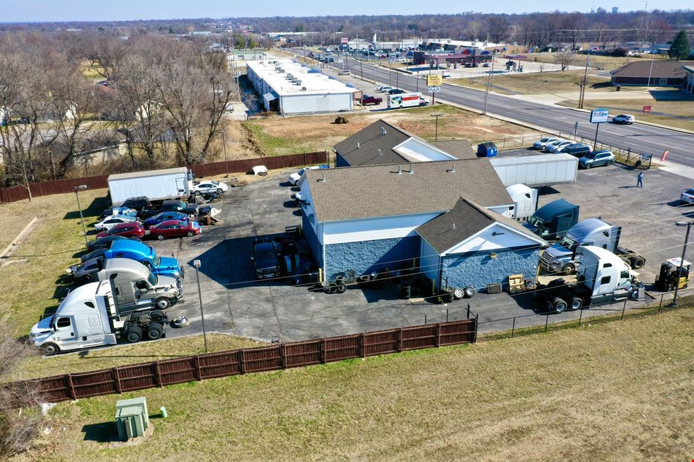 4,512 SF Office / Warehouse Building For Sale with 1.66 Acres near I-44