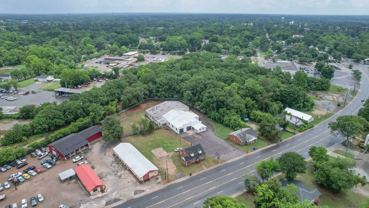 11,266 SF Industrial Service Facility | 7 Bay Doors | ¾ Acre Fenced Yard