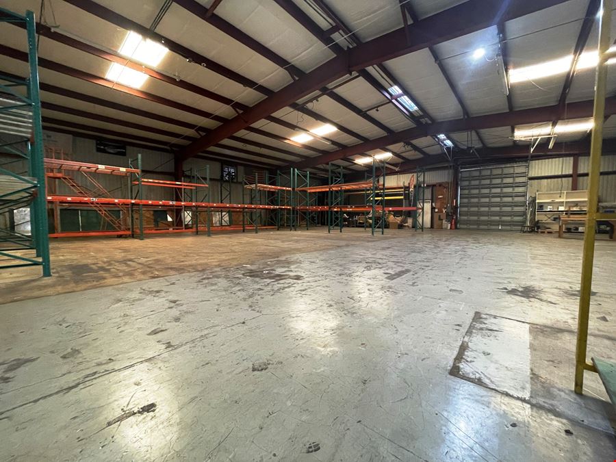 10,440 SF Distribution Facility on 0.86 AC For Sale or Lease