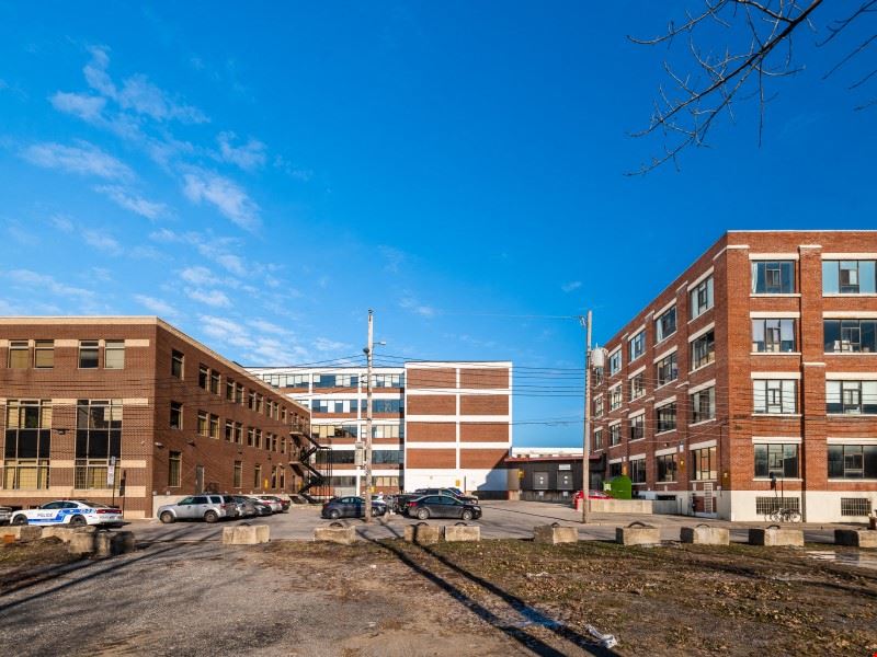6833 Avenue de l'Épée