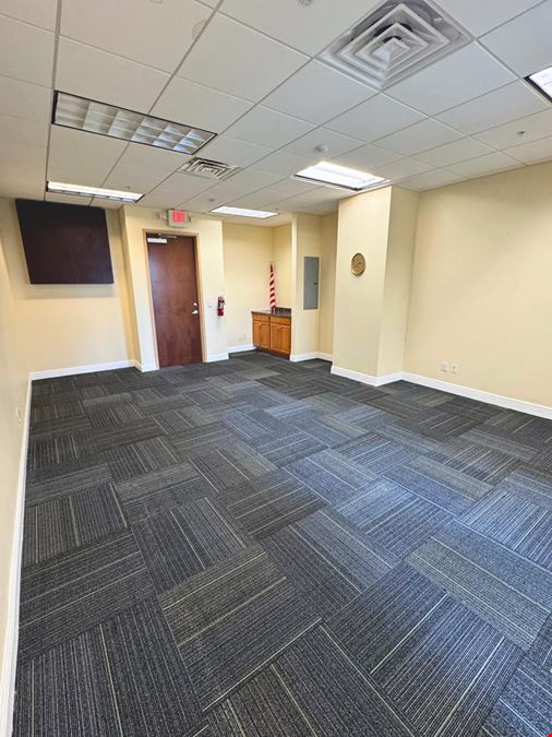 Professional Office Space 833 SQFT