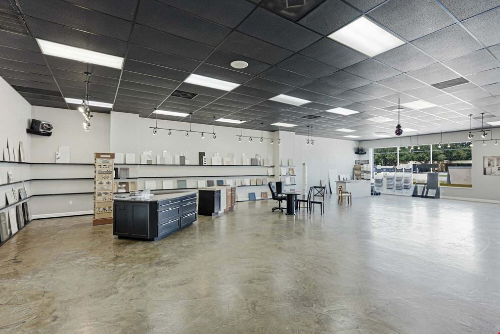 Retail Showroom & Warehouse - 11,000+ SF in South Lakeland