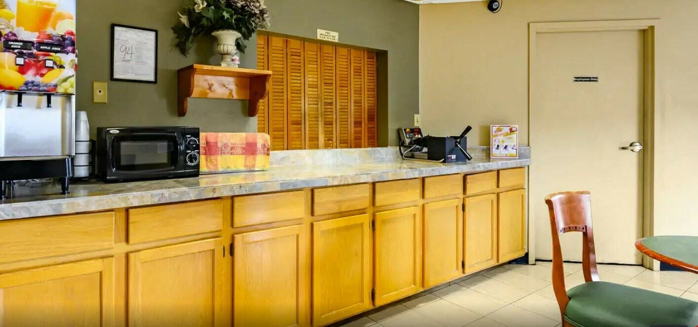 Econo Lodge Hotel 50 Rooms in Athens AL