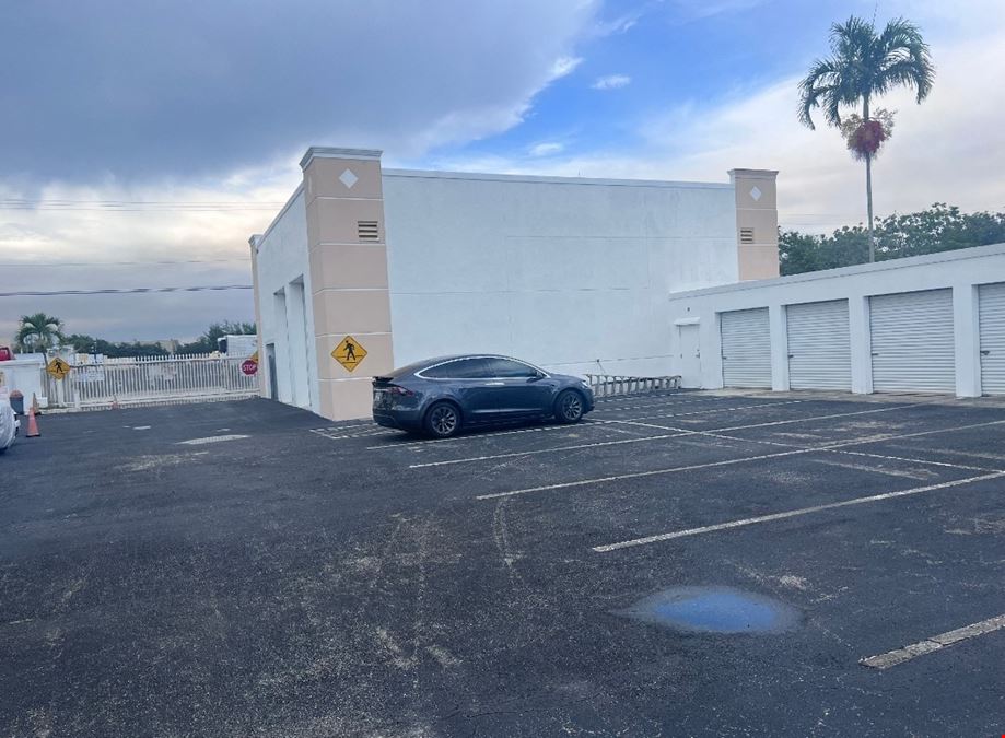 5,543 SF Office Warehouse Building with Yard
