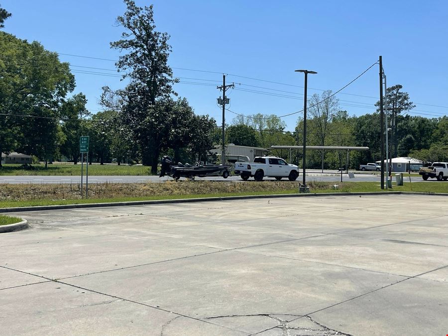 Prime Retail Space Available in St. Amant