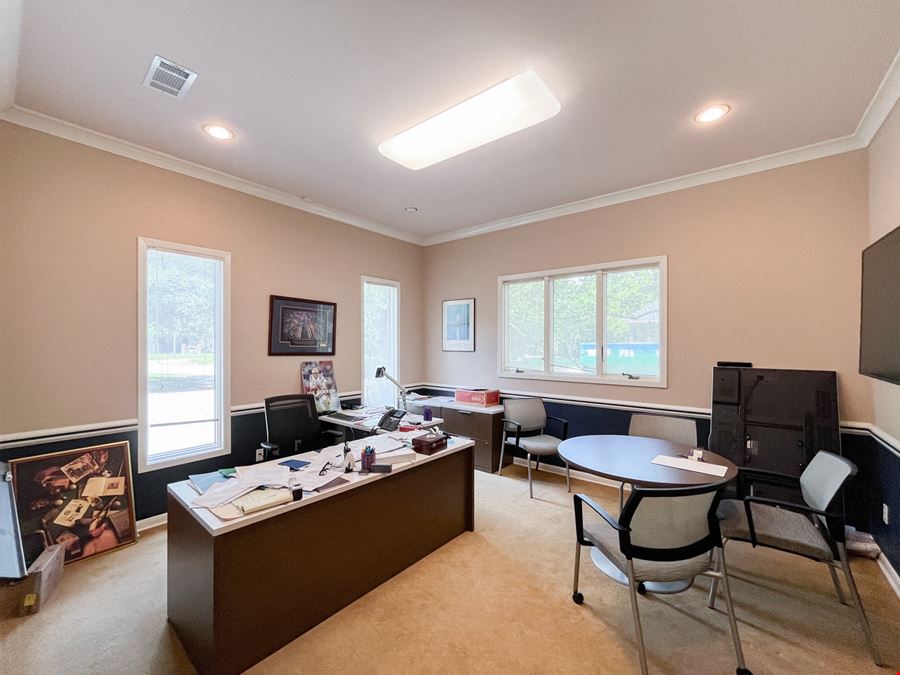 Standalone Office in Cul-De-Sac off Bluebonnet Blvd