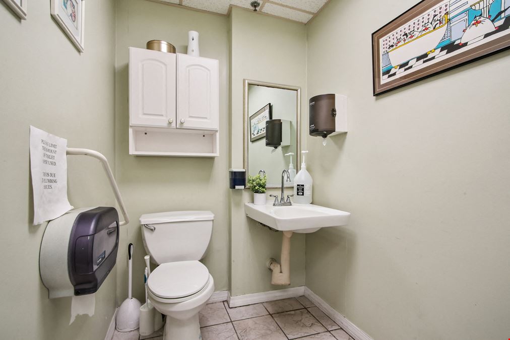 Spacious Medical Clinic in Prime Location in Doctor's Row in Metairie