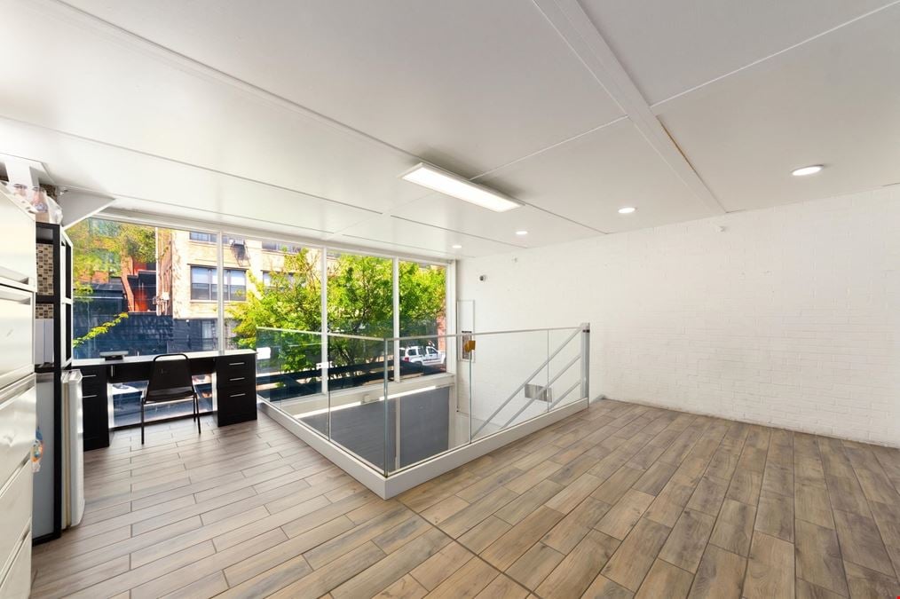 1,150 SF | 234 Varet Street | Retail Showroom With Mezzanine Level for Lease