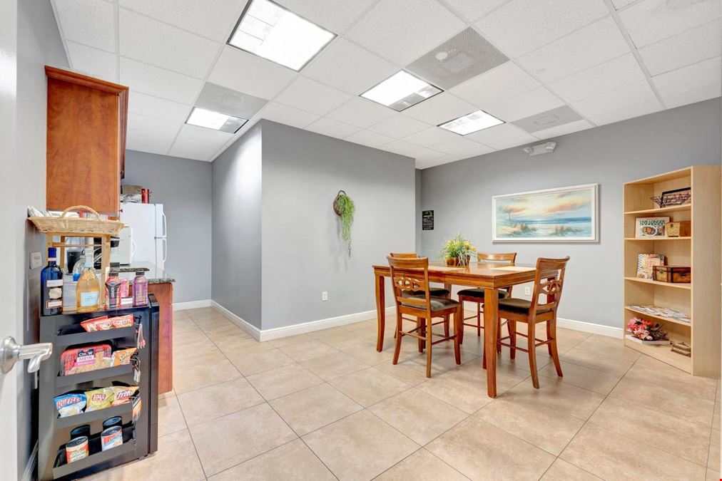5571 North University Drive Unit 101-102