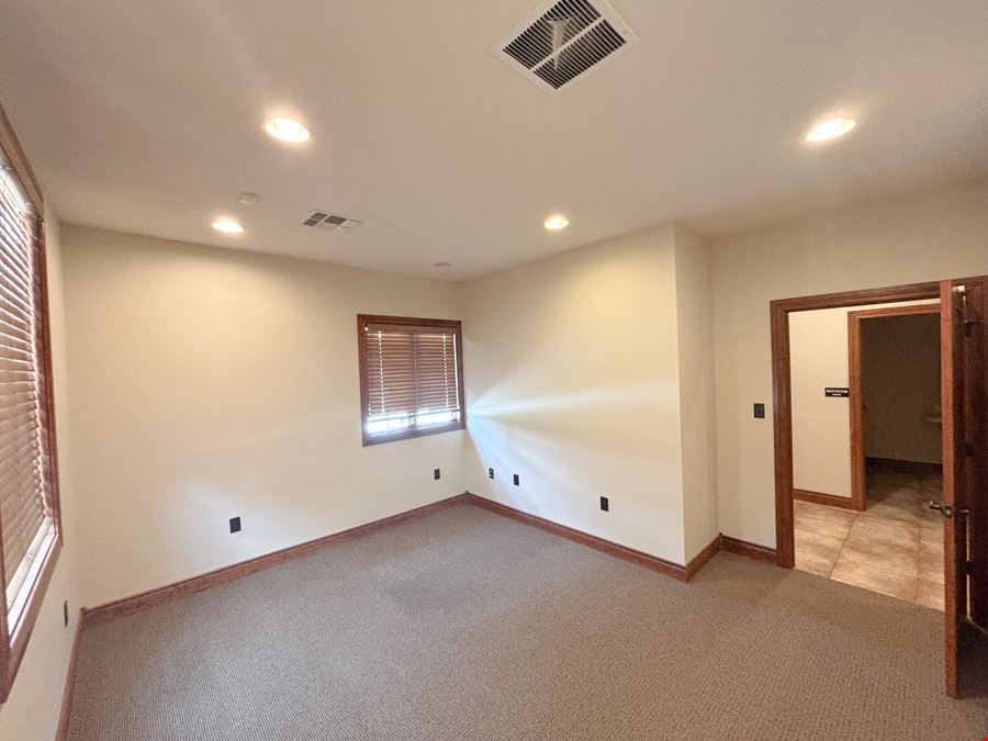 FOR LEASE: 1,301 SF EXECUTIVE OFFICE CONDO