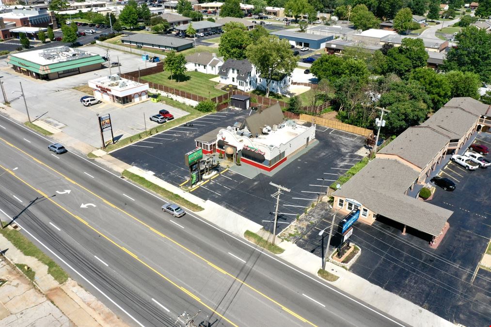 2,740 SF Restaurant Building For Sale on South Glenstone