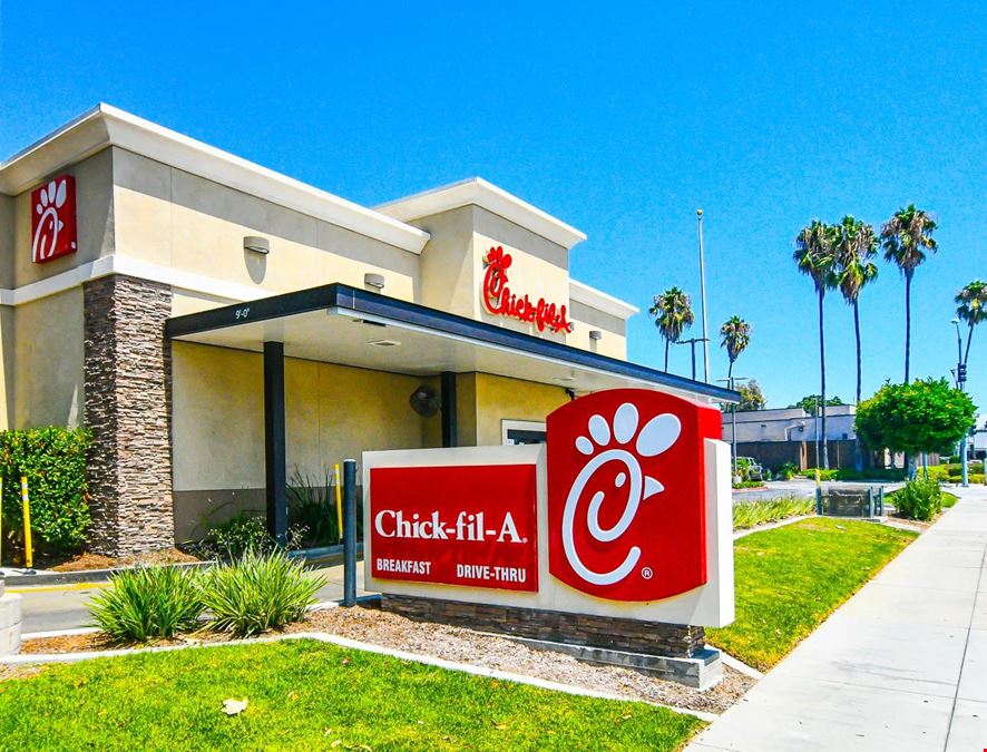 Chipotle + IHOP | Candlewood Shops @ Lakewood Center | NNN Credit