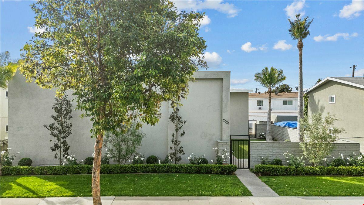 Whiting Avenue Courtyard Apartments