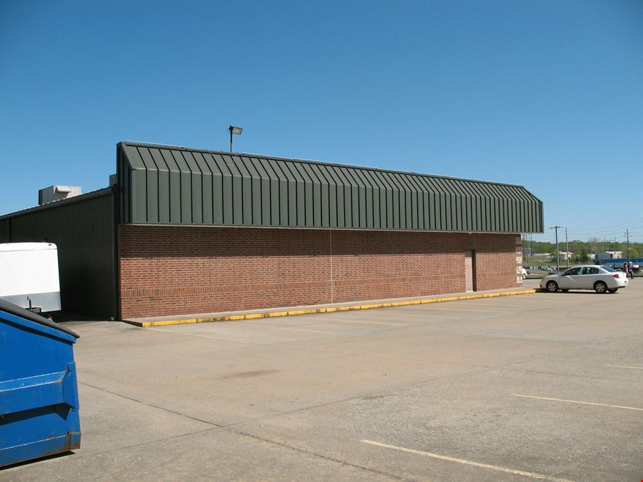 8,970 SF Commercial Building