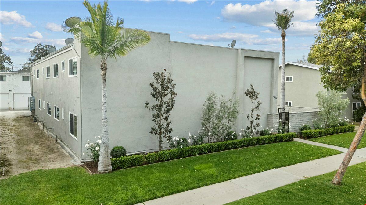 Whiting Avenue Courtyard Apartments