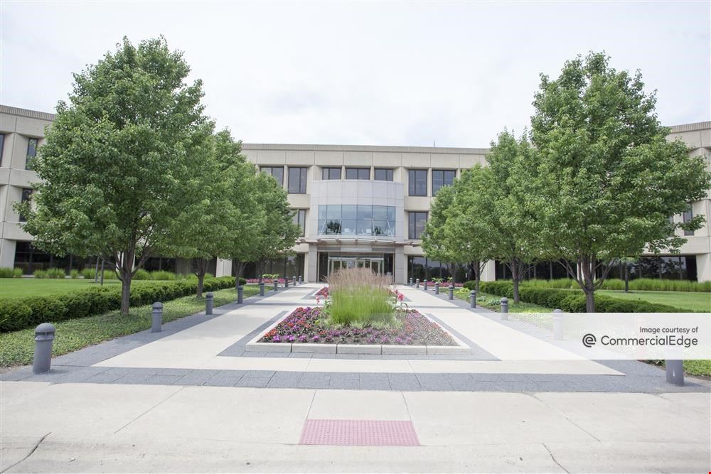 Kemper Lakes Business Center - One Corporate Drive