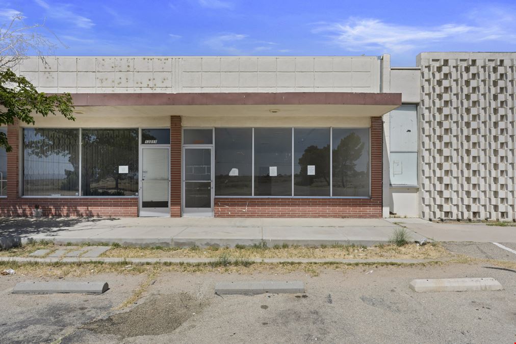 Prime Neighborhood Shopping Center Space in North Edwards, CA