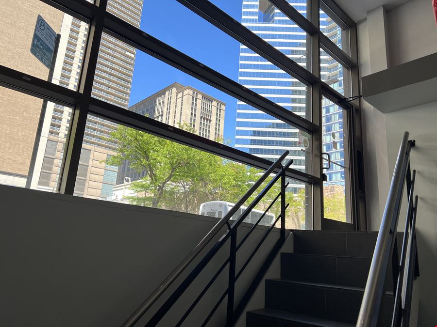 21 W Illinois St