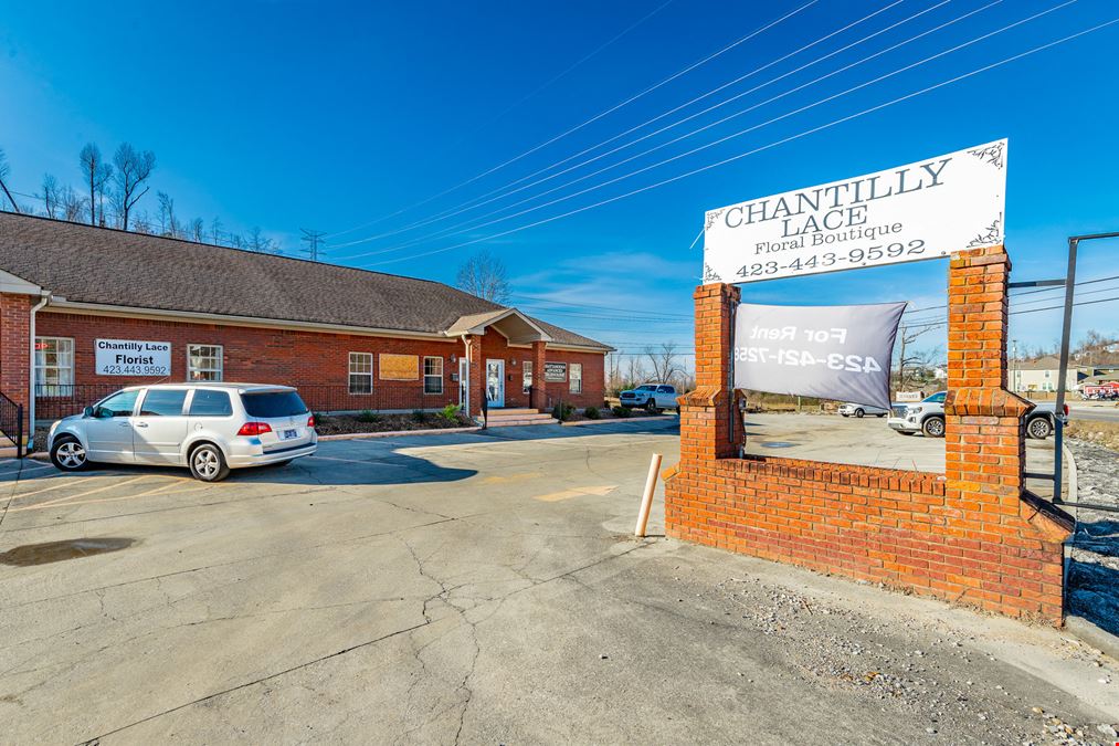 Standifer Gap Commercial Office with 10 Office Rooms | ±3,200 SF
