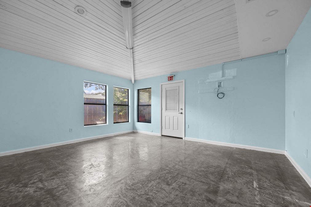Courtyards Office Suites - 4131 NW 28th Lane