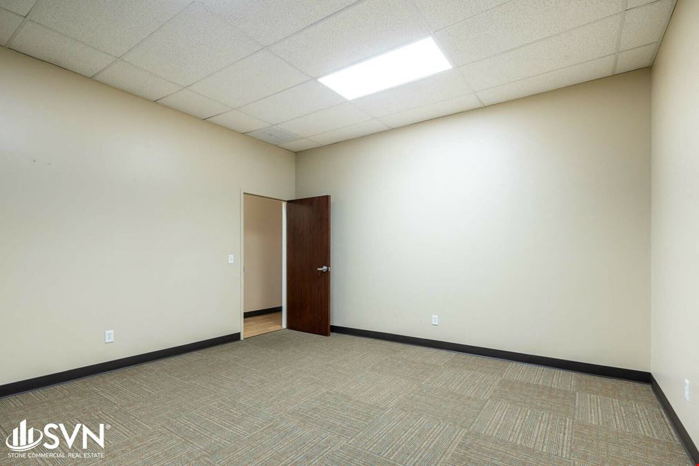 Two 1,500 SF Suites in High Traffic Retail Strip FOR LEASE