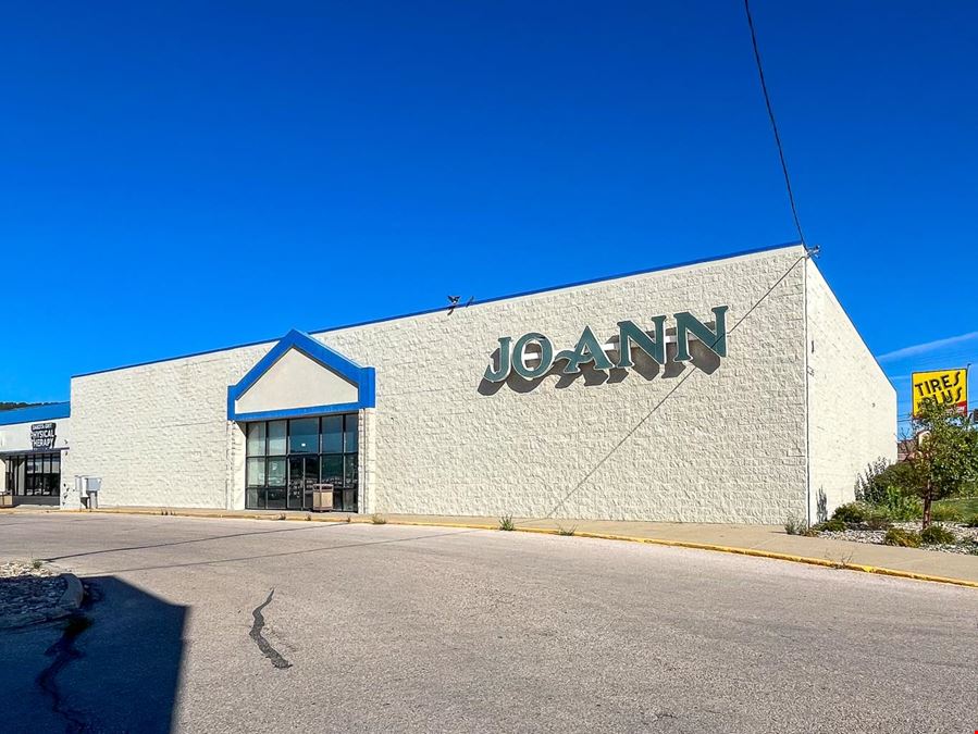 High-Visibility Retail, Showroom & Flex Space Near I-90