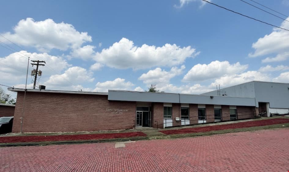 ±24,000 SF BLDG High Ceilings and Loading Docks