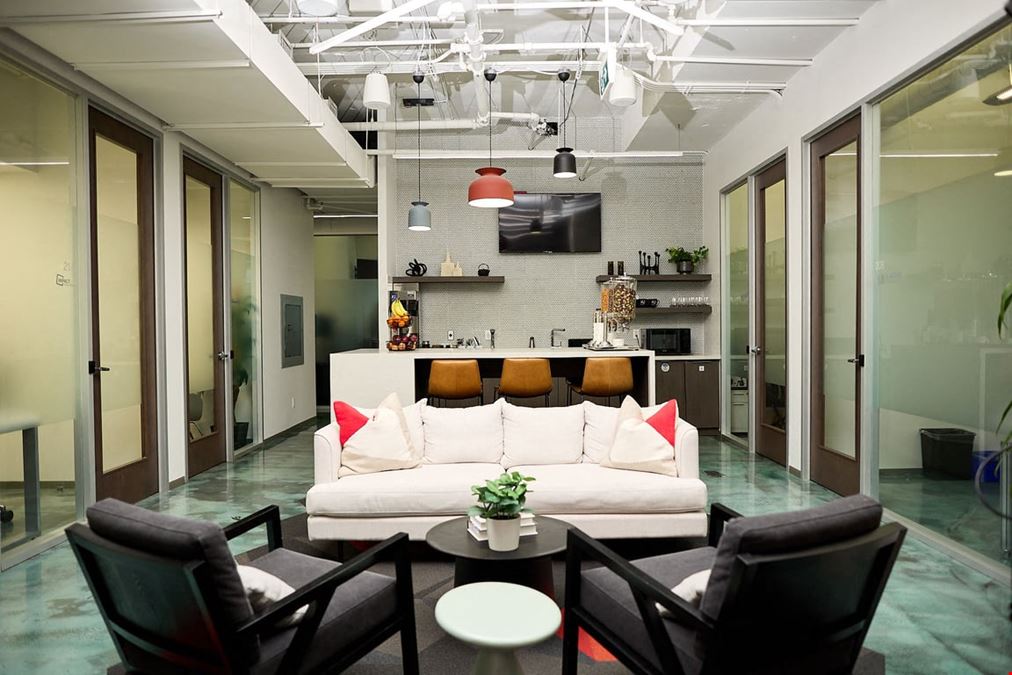 IQ Offices - – 250 University Avenue