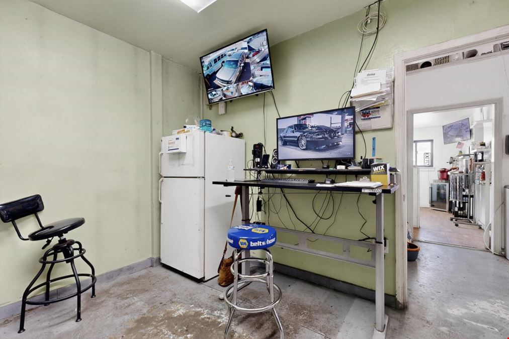 VERSATILE RETAIL/ WAREHOUSE PROPERTY