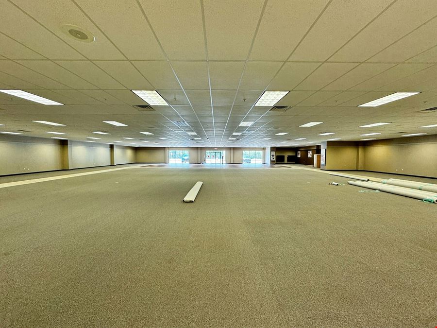 15,763 SF Retail Showroom & Warehouse Facility on US Hwy 301
