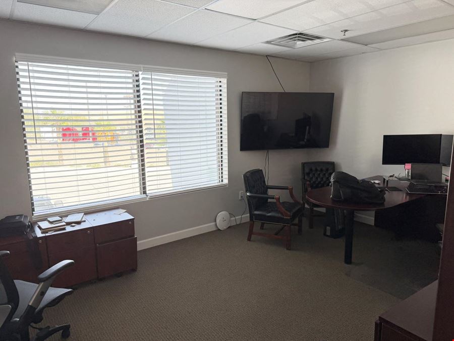 ±13K office/whs bldg with secured yard (±0.97 acre)
