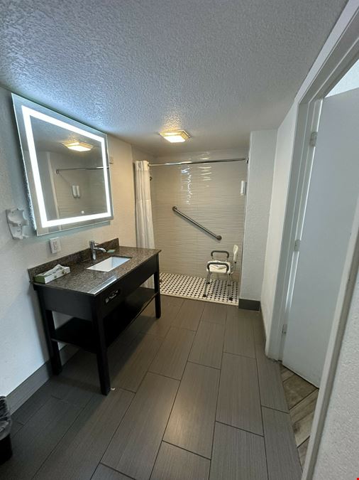 Clarion Inn & Suites Kissimmee-Lake Buena Vista South