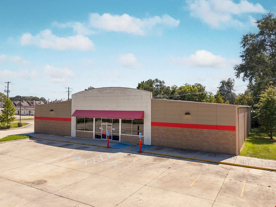 Free-Standing Retail Building with High Visibility on Florida Blvd