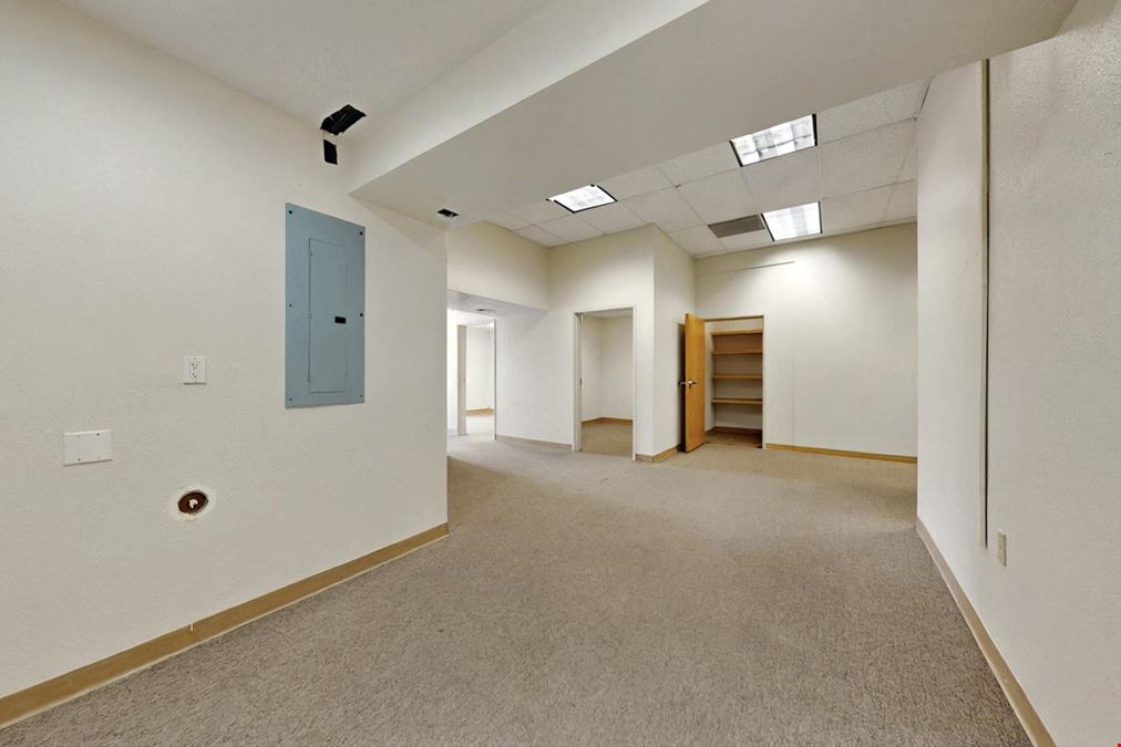 Paseo Area Office/Warehouse – Gated Yard + 3-Phase Power + Drive In Door