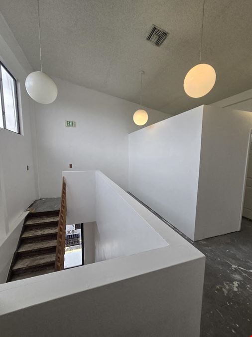 Unique 2nd floor 1400 +/- SQFT office space