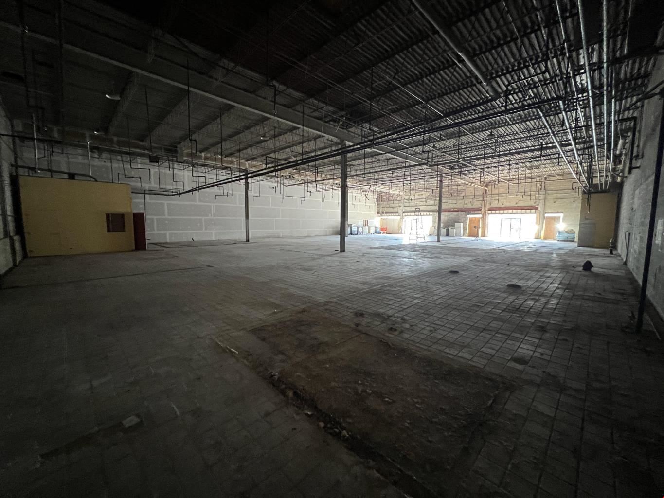 Versatile Retail & Event Space – Perfect for Pickleball or Business!