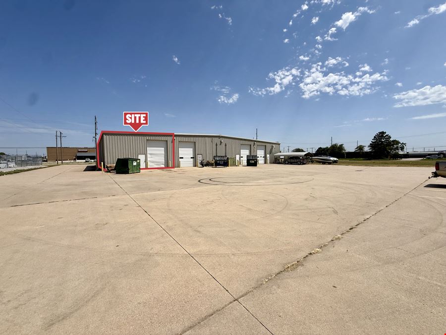 HIGH VISIBILITY RETAIL/WAREHOUSE