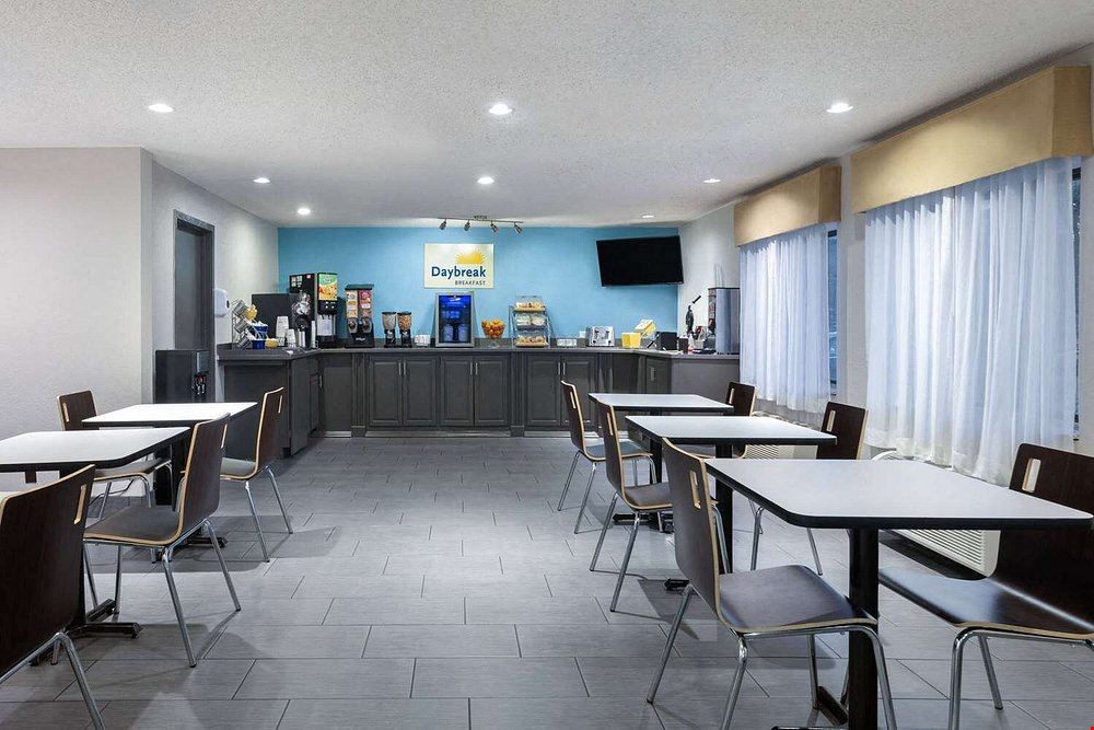 Days Inn & Suites Kansas City South