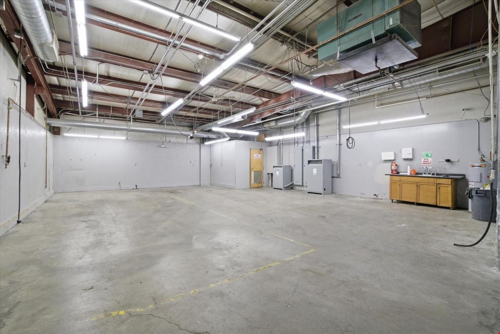±24,568 SF Industrial/Flex Building Near MA Border