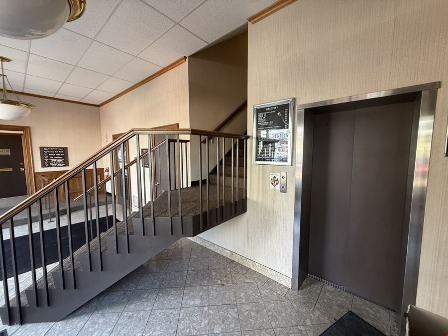 33 W Main St