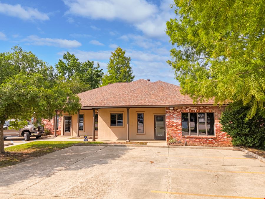 Standalone Office in Cul-De-Sac off Bluebonnet Blvd