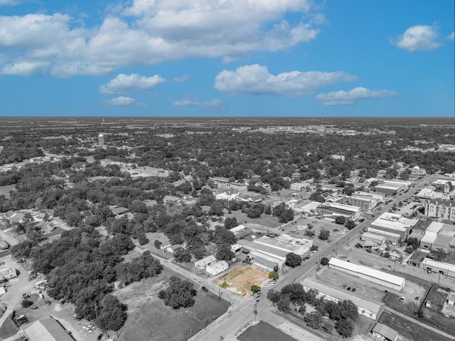 Land for Sale in Downtown Bonham