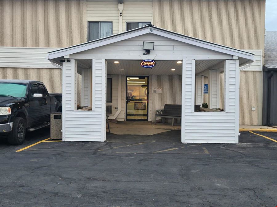Super 8 by Wyndham (Combined with Econolodge by Choice Hotels in Luverne, MN)