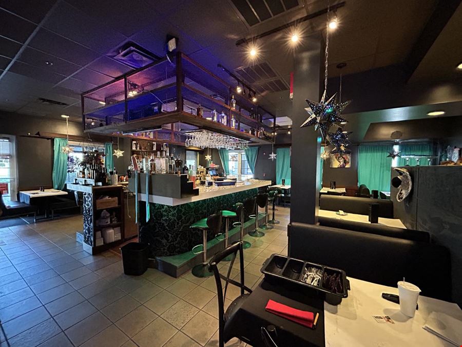 GREAT RESTAURANT LOCATION / FULLY EQUIPPED!