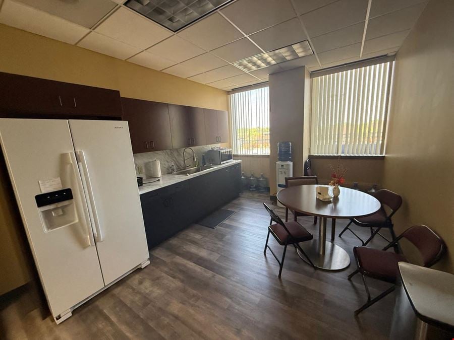 100 E Kimberly Rd, Lease